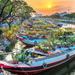 Цветочные лодки перед праздником Тет, Вьетнам