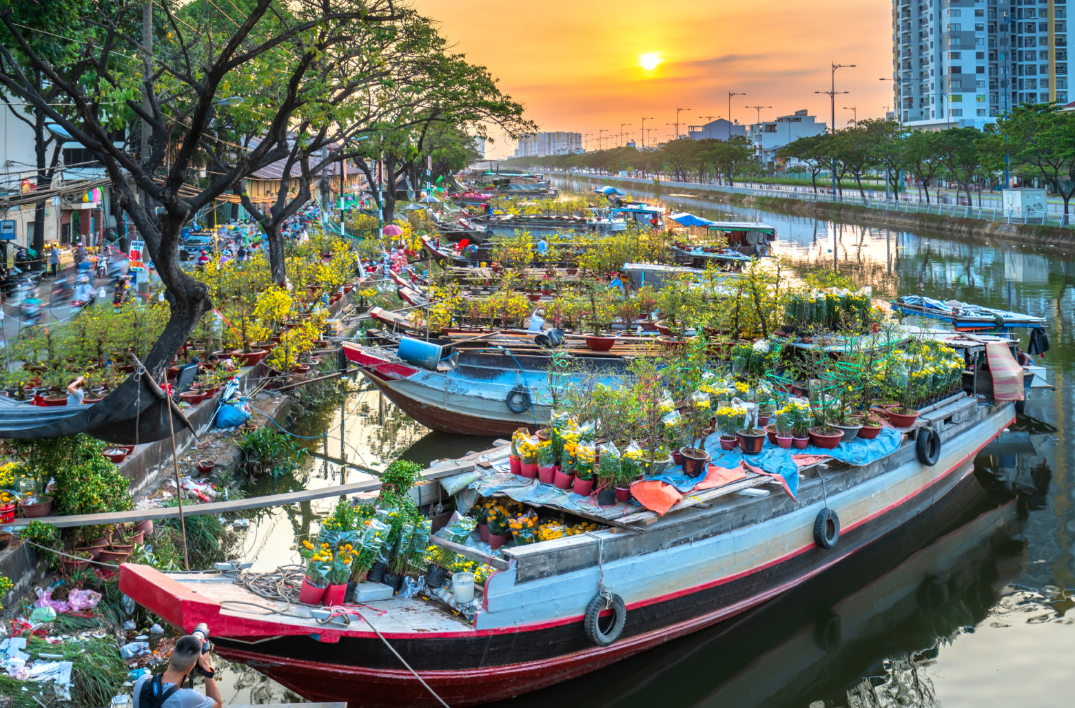 Цветочные лодки перед праздником Тет, Вьетнам